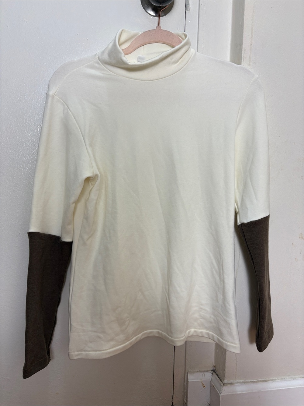 Uniqlo Heat Tech Cream Turtleneck with Brown Sleeve Panel Size Large